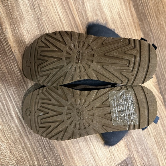 UGG Bailey Bow II boots in navy. Sz 6 - Picture 4 of 11